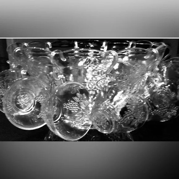 EVC 1960’s Anchor Hocking Grape Design Punch Bowl Set 10 cups 13 hooks 2 ladles - Picture 2 of 7